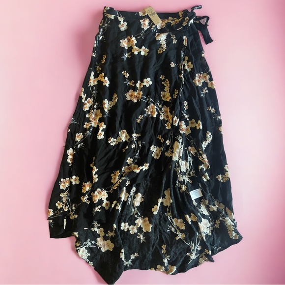 American Eagle Outfitters Dresses & Skirts - American Eagle Black High-low Wrap Skirt M NWT